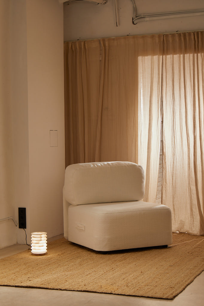 Cómo elegir el color de sofá perfecto para un salón pequeño
